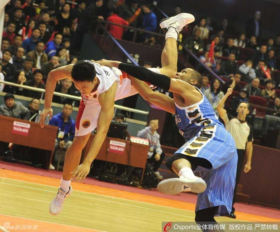 睢冉怒推莫里斯瞬间,京鲁大战火爆冲突全回顾 众将倒地后,裁判鸣哨示意犯规,双方队员情绪激动地聚拢,北京队球员试图拉起倒地的莫里斯。