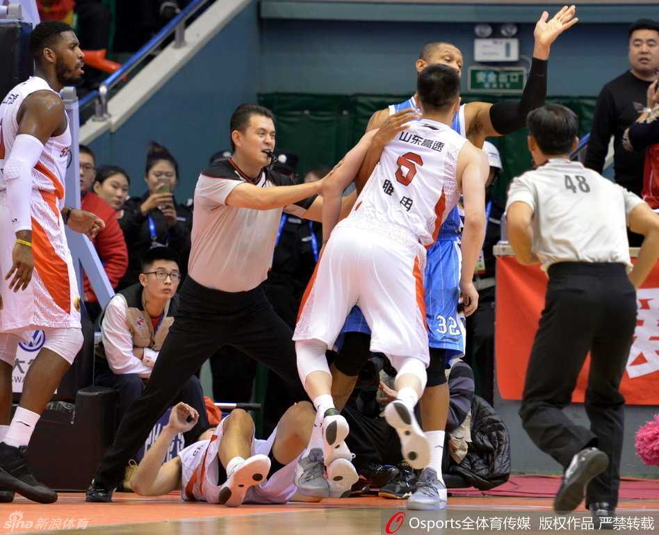 睢冉怒推莫里斯瞬间,京鲁大战火爆冲突全回顾 在混乱的中央,睢冉与莫里斯失去平衡双双倒地,瞬间引发全场哗然,多名球员随之倒地,场面极度混乱。