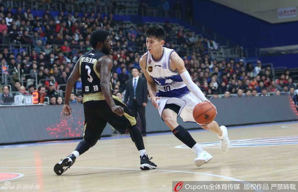 硝烟与温情:回首CBA常规赛的那些经典对决 哈达迪与奥登内线激烈卡位,身体对抗火星四溅,伊朗巨塔面露一丝不适但仍全力以赴。