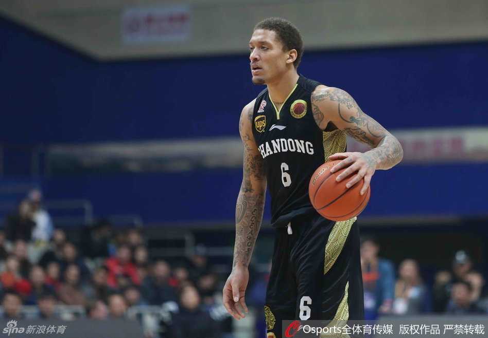 硝烟与温情:回首CBA常规赛的那些经典对决 孟达重回故地,眼神中既有对老友的眷恋,也有作为对手一决高下的坚定。