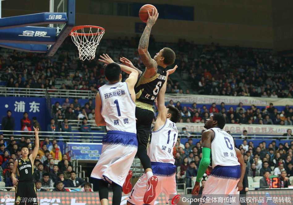 硝烟与温情:回首CBA常规赛的那些经典对决 面对比斯利的严密盯防,刘晓宇毫无惧色,嘴角含笑,眼神中透露着坚定与从容。