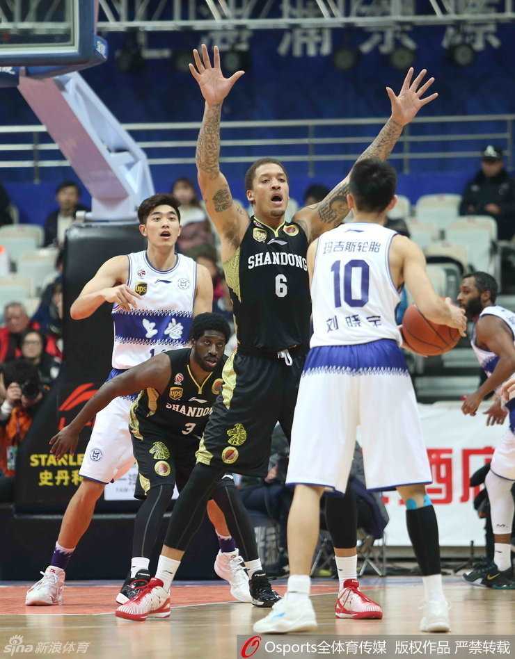 硝烟与温情:回首CBA常规赛的那些经典对决 比斯利持球推进,面对旧主的防守毫不手软,浑身散发着超级得分手的霸气。