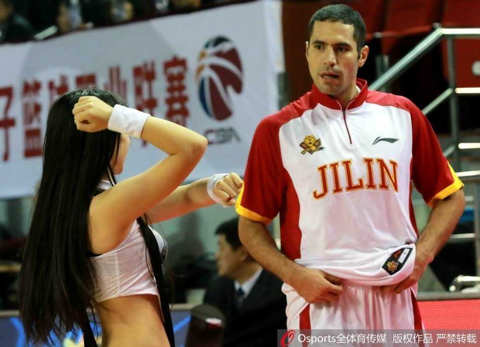 硬汉也柔情:麦迪与CBA篮球宝贝们的那些趣闻瞬间 赛前热身时段,球员们在场上拉伸,背景中是正在认真准备的拉拉队员们,这种日常的共存状态,偶尔也会因为一个不经意的眼神而变得趣味十足。