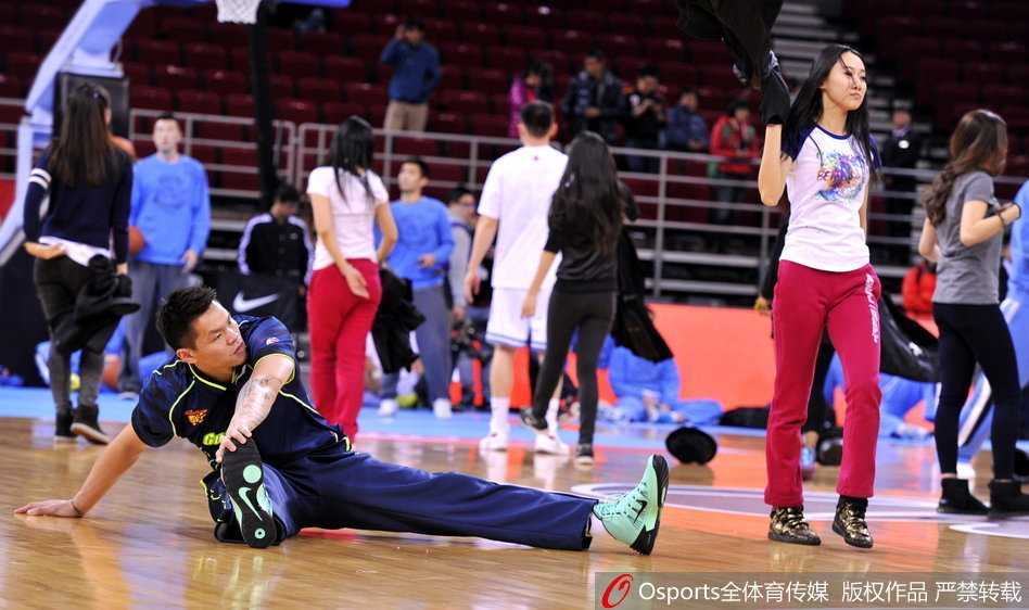 硬汉也柔情:麦迪与CBA篮球宝贝们的那些趣闻瞬间 比赛结束,球员们退场,篮球宝贝们也收拾心情准备离开,喧闹的球场逐渐归于平静,但那些关于青春、热血与美的瞬间,永远定格在了影像之中。