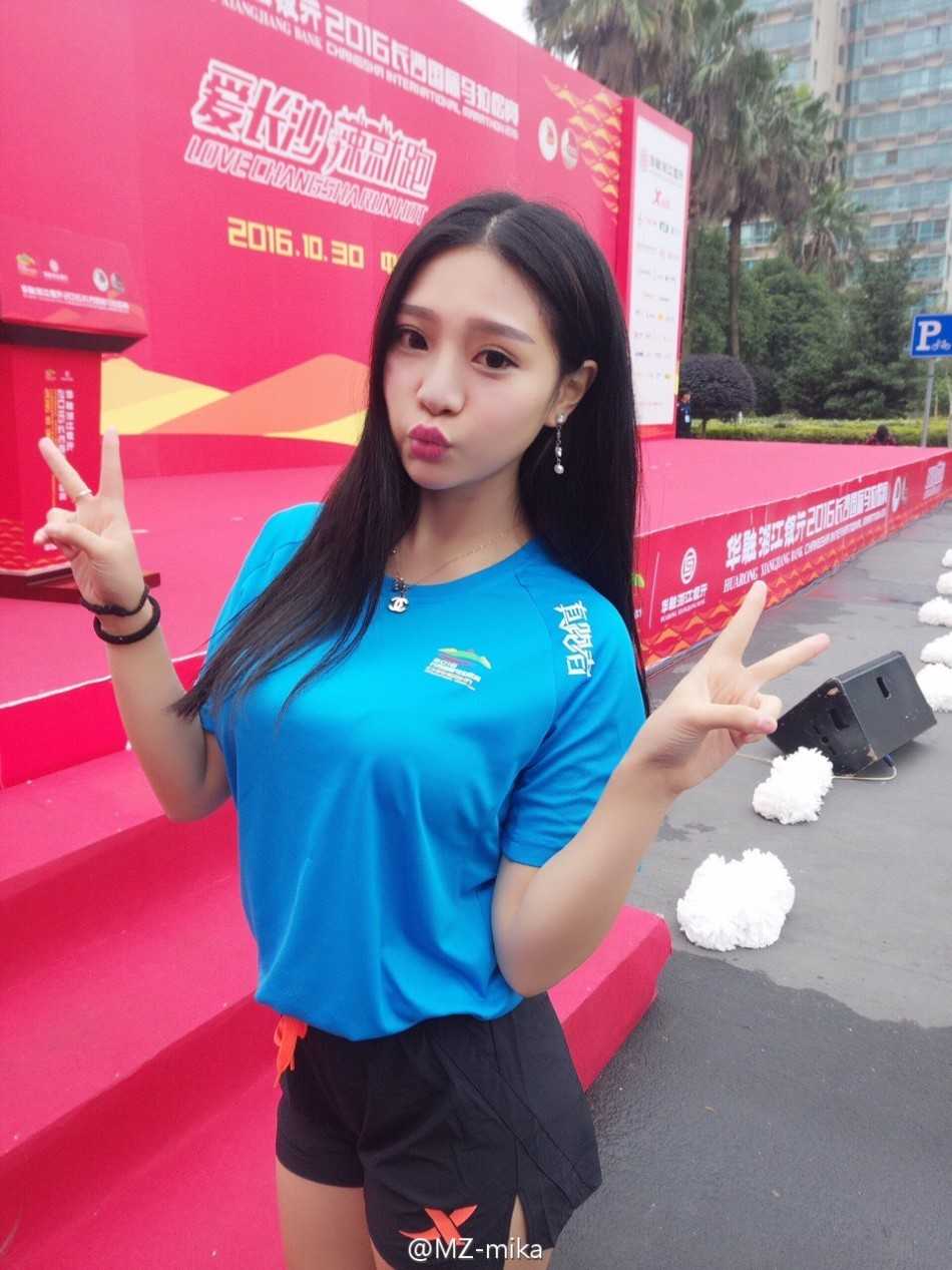 换上清新私服的蒋诗晴，笑容甜美可人，展现出邻家女孩般的亲切感，与其在赛场上的火辣形象形成鲜明反差萌