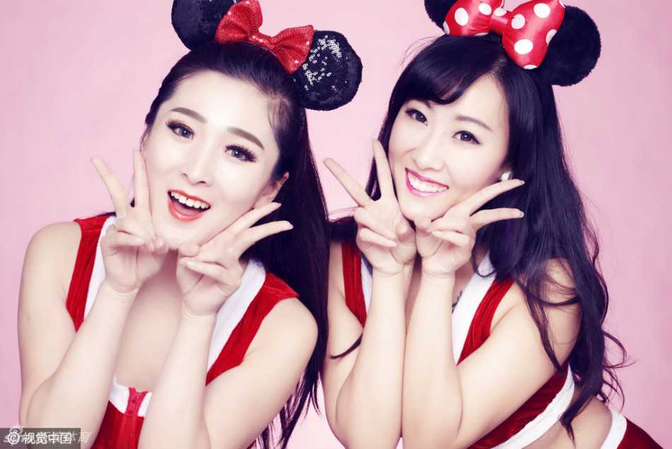 禁赛阴影后的华丽蜕变:山西篮球宝贝圣诞写真重燃热辣活力 一位篮球宝贝化身俏皮圣诞精灵,头戴可爱的鹿角发饰,身披火红的圣诞短裙,对着镜头眨眼微笑,甜美的笑容仿佛能融化冬日的冰雪。