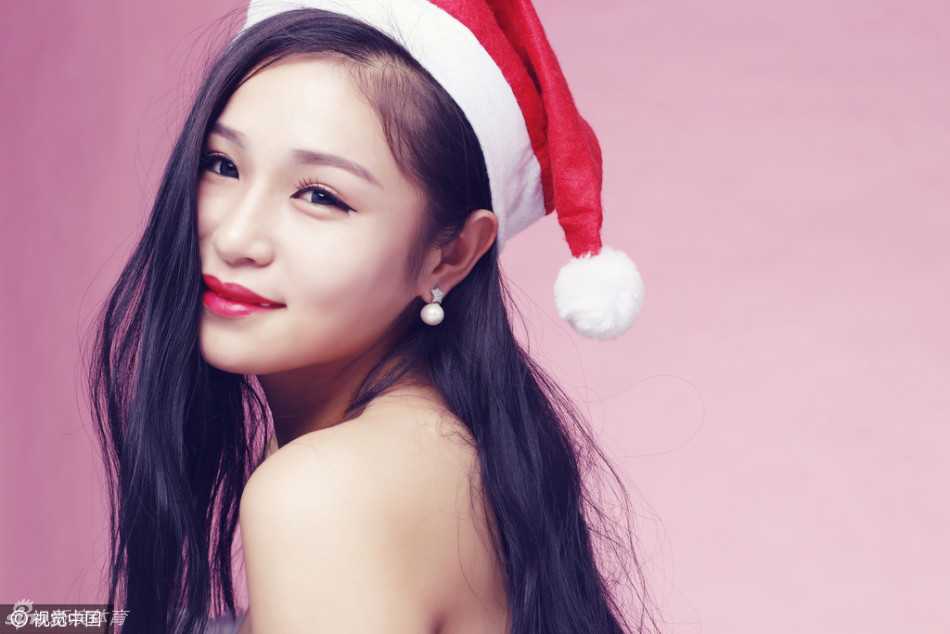 禁赛阴影后的华丽蜕变:山西篮球宝贝圣诞写真重燃热辣活力 画面中的啦啦队员活力四射,她轻轻倚靠在装饰着彩球的背景板上,蓬松的白色裙摆和红色的蝴蝶结营造出浓郁的圣诞气息,俏皮的动作中透出无限的青春朝气。