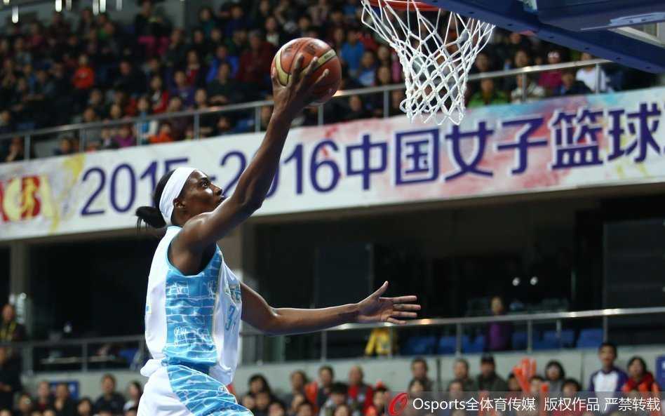 福尔斯势不可挡率队挺进总决赛,宿敌坎贝奇与查尔斯激战憾负 福尔斯犹如一道闪电,率先冲破上海女篮的防线,一马当先杀入对手腹地。