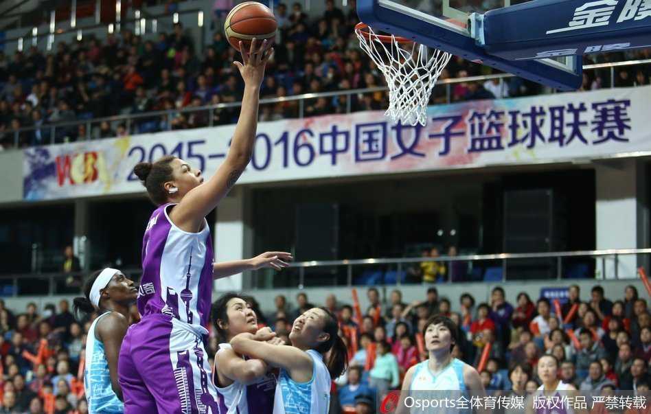 福尔斯势不可挡率队挺进总决赛,宿敌坎贝奇与查尔斯激战憾负 电光火石间,福尔斯腾空而起,指尖轻轻一挑,篮球划出美妙弧线飞向篮筐。