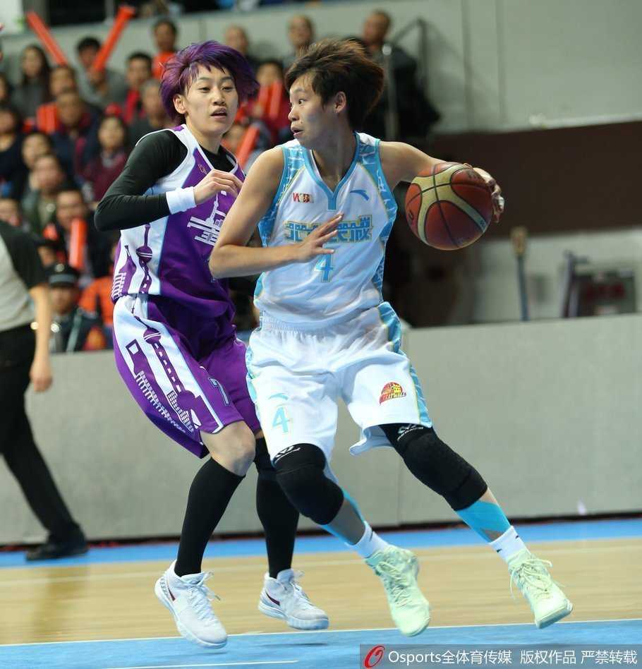 福尔斯势不可挡率队挺进总决赛,宿敌坎贝奇与查尔斯激战憾负 史秀峰眼神坚定,张开双臂如临大敌,用近乎贴身的防守试图阻挡对手。