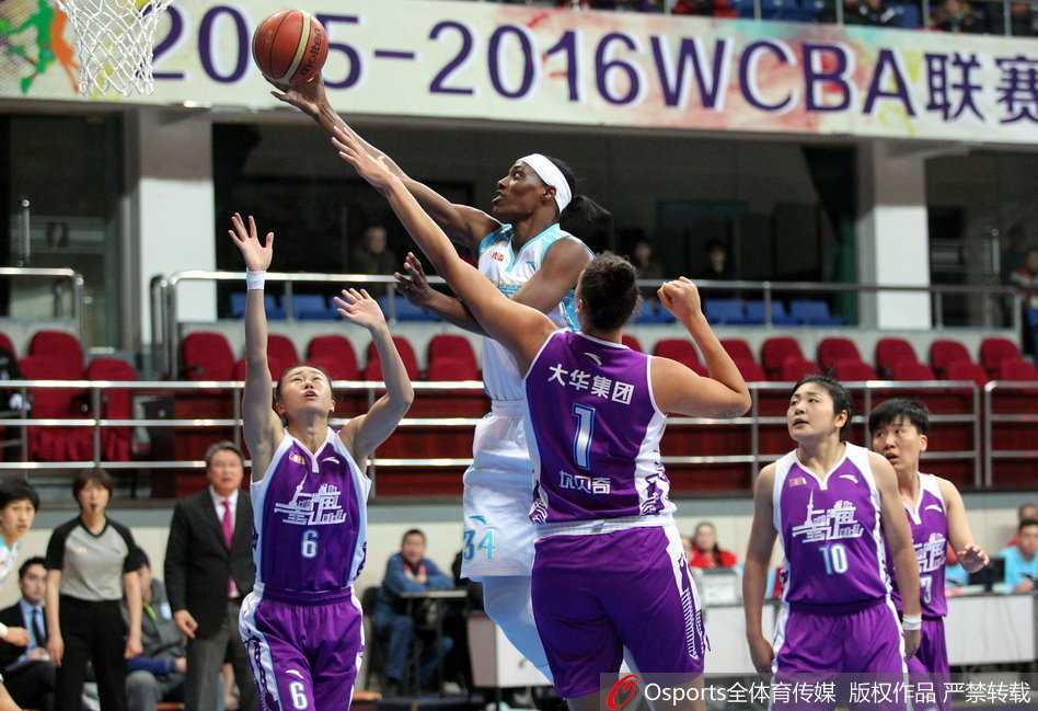 福尔斯势不可挡率队挺进总决赛,宿敌坎贝奇与查尔斯激战憾负 福尔斯持球长驱直入,如重型坦克般碾压式突入篮下,防守球员人仰马翻难以阻挡。