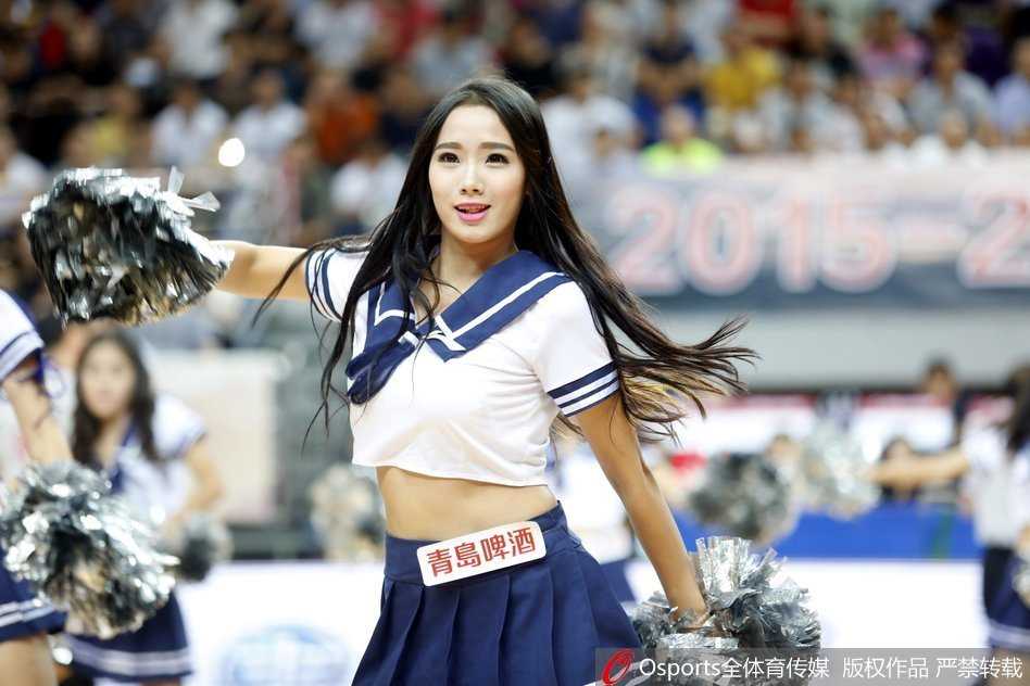 福建主场啦啦宝贝热舞瞬间 动感旋律中,啦啦宝贝飞舞着长发,用力挥舞着手中的花球,每一个动作都充满力量感,为场上球员注入无限活力。