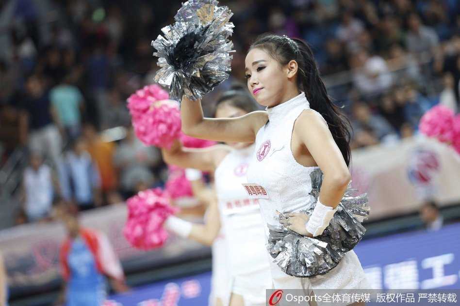 福建主场啦啦宝贝热舞瞬间 舞动的花球划出绚丽的弧线,啦啦队员们配合着劲爆的音乐腾空跃起,将赛场气氛推向了最高潮。