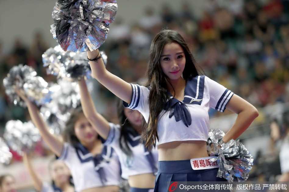 福建主场啦啦宝贝热舞瞬间 福建主场啦啦宝贝们面带灿烂微笑,身着靓丽短裙制服,在赛场中央摆出充满活力的开场pose,瞬间点燃全场热情。