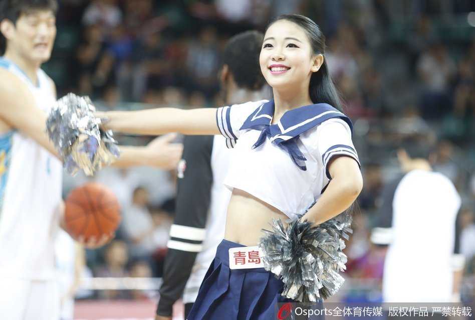 福建主场啦啦宝贝热舞瞬间 灯光下,啦啦队员们排列成行,以整齐划一的腿部动作展现着团队默契,修身的制服将她们优美的身姿衬托得淋漓尽致。