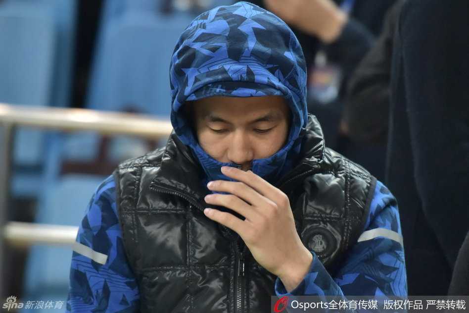 秋日暖阳下的球场童趣:郭艾伦热身赛“全副武装”吃糖记 镜头拉近,郭艾伦嘴里鼓鼓囊囊地含着糖果,脸上洋溢着抑制不住的满足感,眼神笑得弯了起来,即使裹在厚厚的冬衣里,那份快乐也几乎要溢出屏幕。