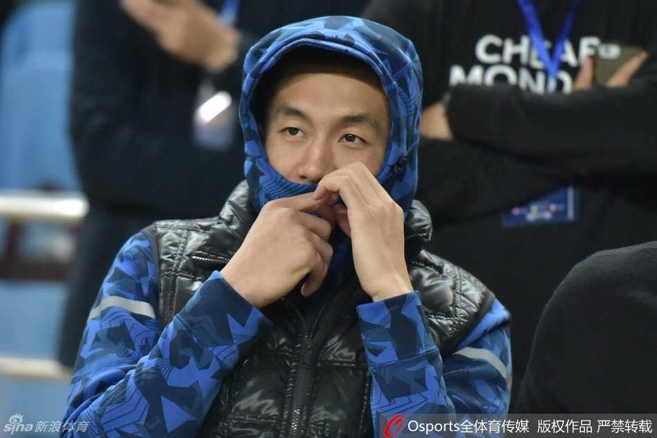 秋日暖阳下的球场童趣:郭艾伦热身赛“全副武装”吃糖记 郭艾伦彻底将自己埋进羽绒服里,只露出半张脸和手中的棒棒糖,他悠然望向远方,仿佛在享受这个难得的、没有比赛压力的宁静时刻。