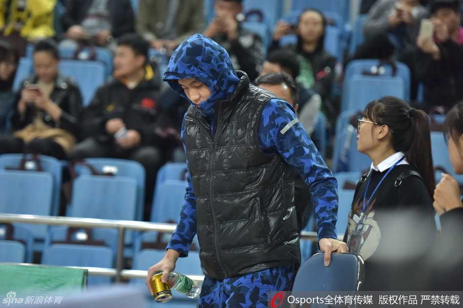 秋日暖阳下的球场童趣:郭艾伦热身赛“全副武装”吃糖记 郭艾伦低着头,专注地研究着手里的棒棒糖,仿佛那不是一根普通的糖果,而是一件需要认真对待的“宝贝”,身后的赛场喧嚣似乎都与他隔离开来。