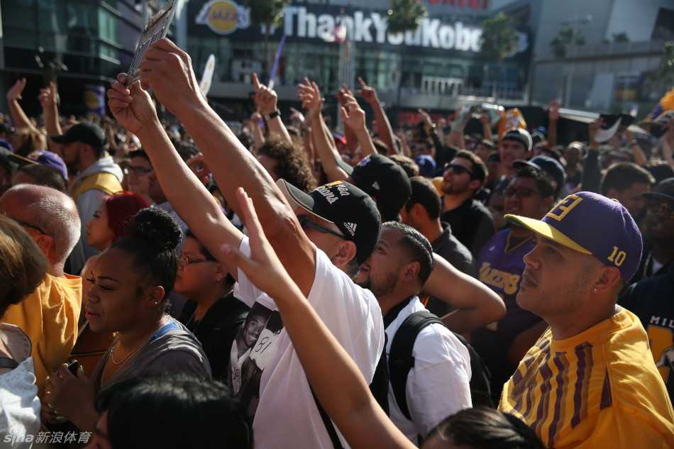 科比谢幕战六十光年,王仕鹏朱芳雨送别传奇,万人空巷只为一人 比赛结束后,斯台普斯中心上空飘下金色的纸屑,科比抱着家人在场中央享受万众欢呼,身后的大屏幕定格在他砍下60分的辉煌数据上。