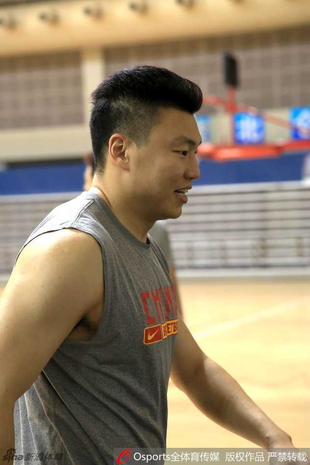秣马厉兵北仑,中国男篮众将以最佳状态冲刺里约奥运 中锋王哲林心情不错,在训练间歇与队友轻松交流,摆脱了伤病困扰的他脸上洋溢着自信的笑容,备战状态渐入佳境。