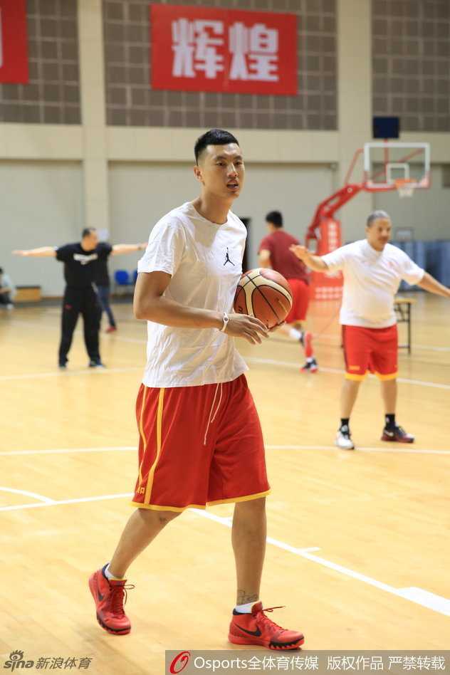 秣马厉兵北仑,中国男篮众将以最佳状态冲刺里约奥运 训练场上群像生辉,中国男篮的小伙子们正在助理教练的指导下进行战术演练,窗外的阳光洒在地板上,映照着他们为奥运梦想而战的身影。