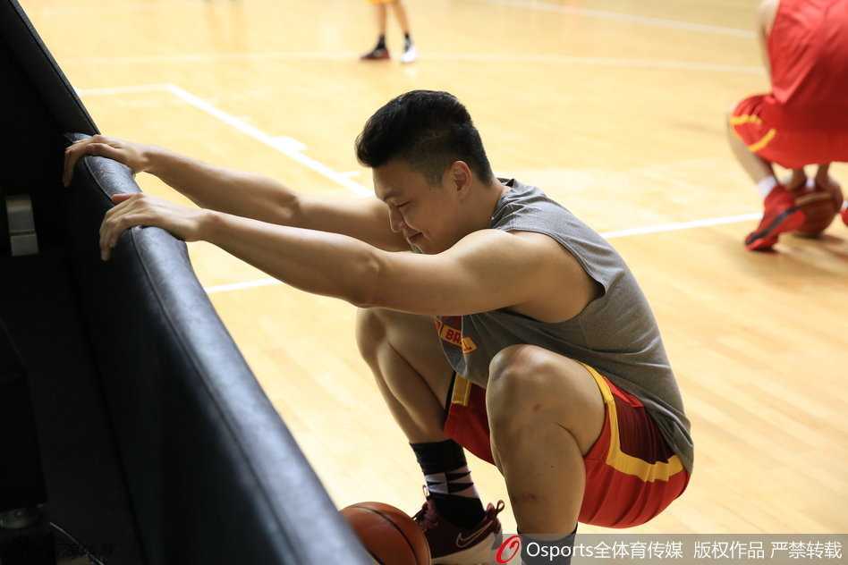 秣马厉兵北仑,中国男篮众将以最佳状态冲刺里约奥运 前锋翟晓川在训练中面目略显凝重,紧咬的牙关和隆起的肌肉线条,展示出他在对抗训练中全力以赴、不留余力的拼搏精神。