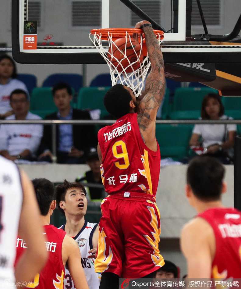 穗吉战报:禁区搏杀与致命失误,演绎篮球激情一夜 吉林外援卡姆拉尼沉稳地运球推进,他一边观察场上局势,一边伸出右手向队友明确战术手势,尽显昔日亚洲第一控卫的风采