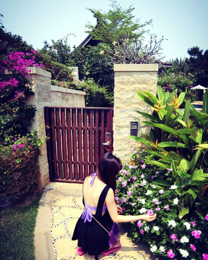 空姐女友甜美元气之旅,捕捉郭艾伦场外柔情瞬间 王俪婷站在一处复古建筑前,光影交错间,她的笑容温婉而坚定,既有东方女性的柔美,又透着一股独立自信的力量感。