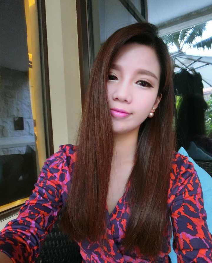 空姐女友甜美元气之旅,捕捉郭艾伦场外柔情瞬间 镜头拉远,王俪婷身着休闲装漫步在异国街头,随性的姿态中透着自信与洒脱,仿佛整个世界都是她的游乐场。