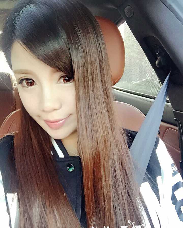 空姐女友甜美元气之旅,捕捉郭艾伦场外柔情瞬间 阳光洒在王俪婷甜美的侧颜上,她闭眼感受着异国的微风,画面恬静得就像一部青春电影的海报。