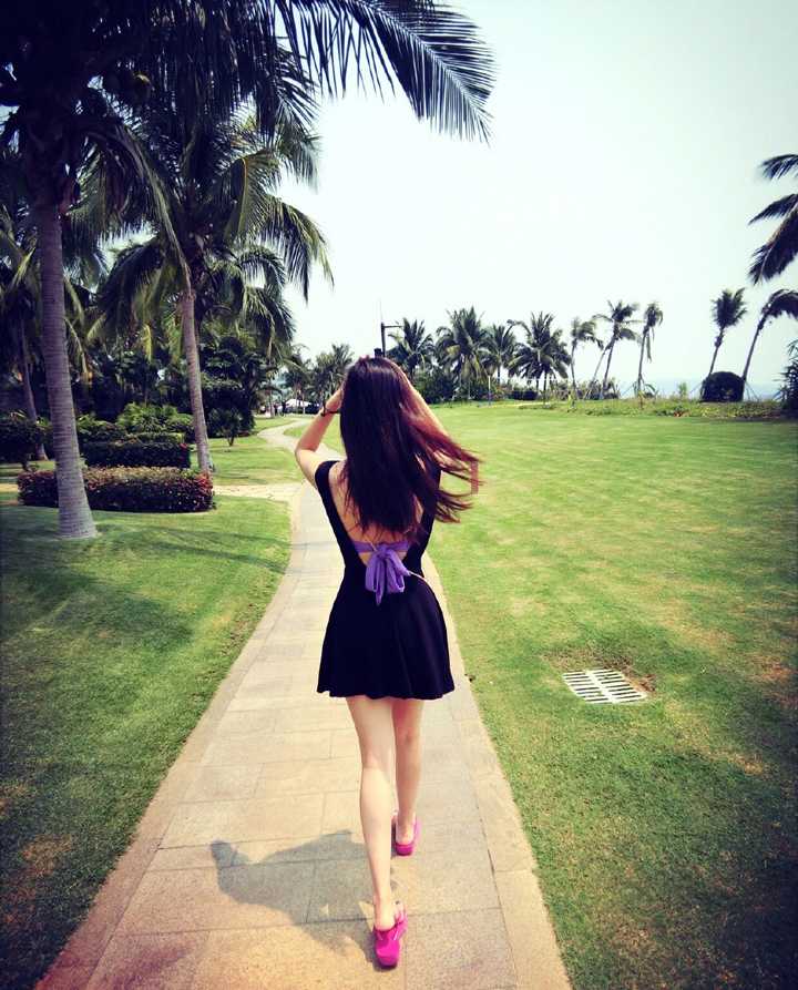 空姐女友甜美元气之旅,捕捉郭艾伦场外柔情瞬间 一张充满生活气息的抓拍,王俪婷在街边小店驻足,阳光透过树叶在她身上洒下斑驳光影,此刻的她不是谁的谁,只是一个享受旅途的自由灵魂。