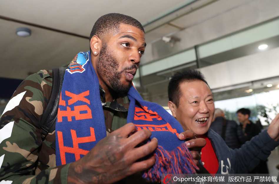 空降成都的“鹰王”与他的温暖首秀 在酒店房间里,约什坐在床边,身边摆放着几个行李箱,他正低头专注地滑动着新手机的屏幕,似乎在学习刚装上的微信和微博。