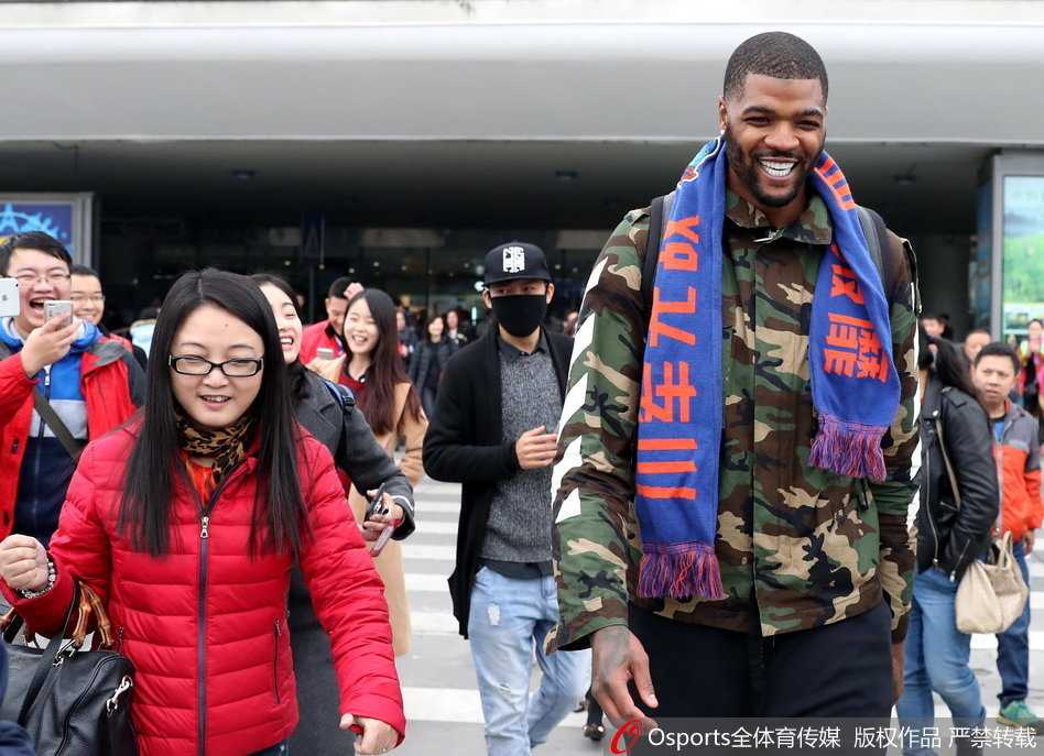 空降成都的“鹰王”与他的温暖首秀 四川省体育馆内灯火通明,人声鼎沸,约什·史密斯高高跃起,送出一记势大力沉的盖帽,主场球迷全部起立,振臂欢呼,氛围达到顶点。