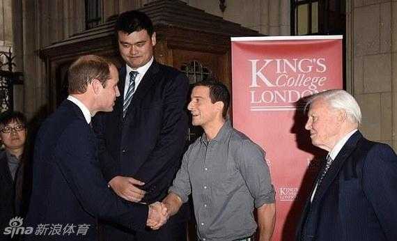 站在食物链顶端的巨人:贝尔递蛆喂姚明,荒野求生上演最强对决 镜头定格在姚明凝视远方的侧脸,山川的轮廓与他坚毅的神情融为一体。这一路的风餐露宿、挑战极限,都化作了眼中更加从容的光,见证了巨人从篮坛传奇到荒野勇者的蜕变。