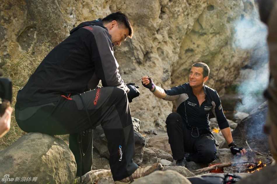 站在食物链顶端的巨人:贝尔递蛆喂姚明,荒野求生上演最强对决 荒野之上,贝爷手持“高蛋白零食”递向姚明,眼神中满是期待;而姚明则眉头微蹙,嘴角扬起一抹标志性的姚氏苦笑,仿佛在问:兄弟,能不能换块牛排?