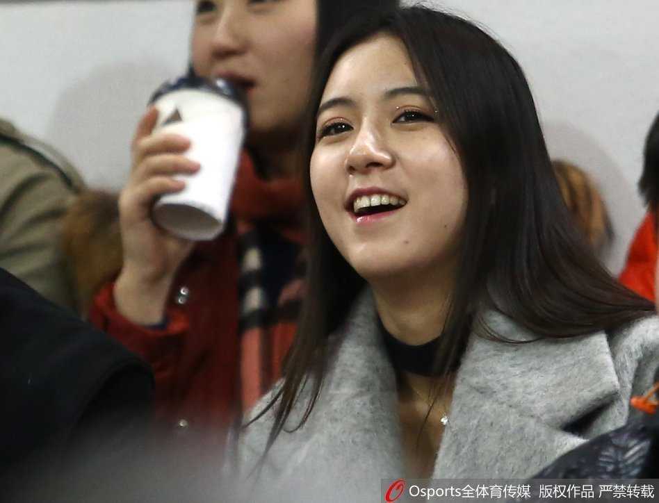 第八轮北控主场惊现明星脸——美女球迷神似邓紫棋 女球迷赛后腼腆接受采访,长发微扬,笑容温暖如春日阳光