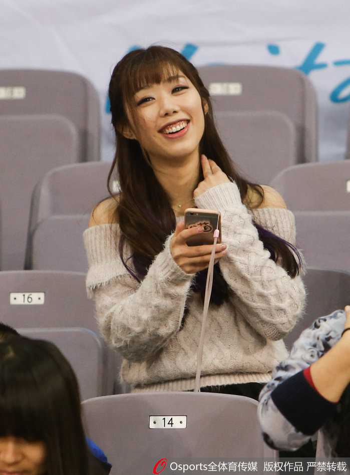第八轮北控主场惊现明星脸——美女球迷神似邓紫棋 女球迷面对镜头大方比出胜利手势,活力四射,身后是沸腾的北控看台