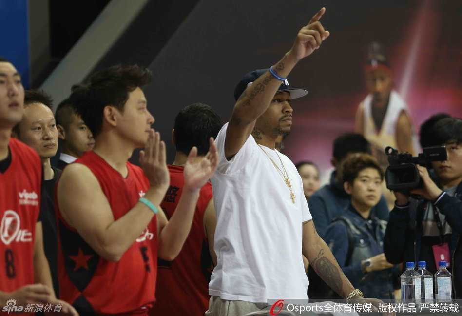 开场助威艾弗森在场边起立为队友鼓掌眼神充满期待