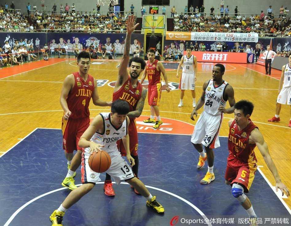 篮下风云录:回望CBA二〇一五季的内线搏杀与激情瞬间 山东队陶汉林在对手头顶上演势大力沉的双手暴扣,篮筐在他猛烈拉扯下嗡嗡作响,仿佛在宣告禁飞区的主权