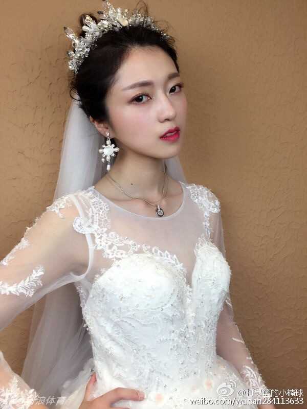 篮坛扣将吴楠迎娶蓉城娇妻 从冠军荣耀到幸福殿堂 婚礼上,吴楠与新娘张依凌留下唯美背影,面对未来漫长的道路,两人十指紧扣,决心携手相伴,画面温馨而坚定。