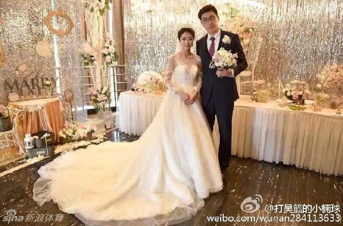 篮坛扣将吴楠迎娶蓉城娇妻 从冠军荣耀到幸福殿堂 身穿笔挺西装的新郎吴楠与身披唯美婚纱的新娘张依凌,在徐州婚礼现场甜蜜牵手,两位新人的脸上洋溢着无法掩饰的幸福笑容。