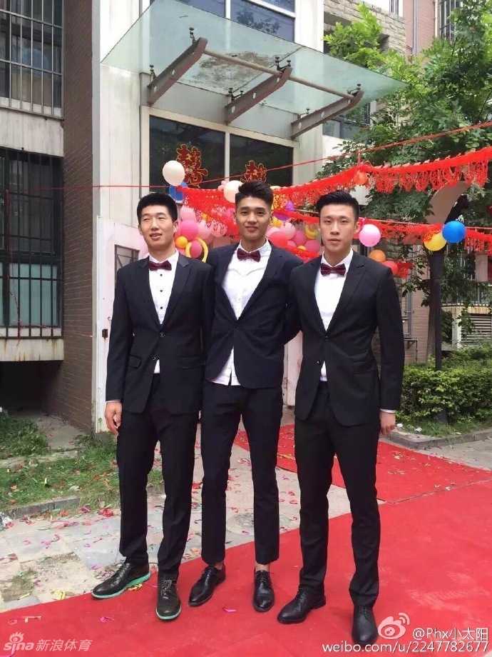 篮坛扣将吴楠迎娶蓉城娇妻 从冠军荣耀到幸福殿堂 身穿粉色衬衫的伴郎团成员们集体表情搞怪,他们作为新郎的坚强后盾,为了帮助吴楠顺利迎娶新娘,在游戏中奋力拼搏,场面欢乐十足。