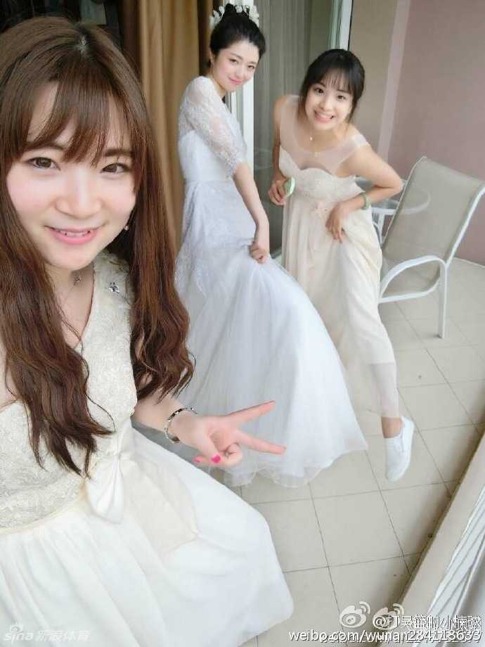 篮坛扣将吴楠迎娶蓉城娇妻 从冠军荣耀到幸福殿堂 新郎吴楠与美丽的伴娘团合影,他手持捧花站在中央,却被身旁的姐妹们围绕,不知接下来会遭遇怎样的伴娘团恶搞考验,表情略显搞怪。