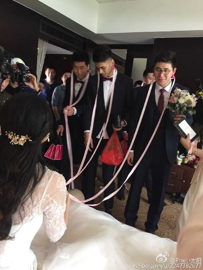 篮坛扣将吴楠迎娶蓉城娇妻 从冠军荣耀到幸福殿堂 在新郎吴楠和新娘张依凌的婚礼现场,帅气十足的伴郎团整齐站立,他们统一身着深色西装,准备陪伴新郎迎接人生中最幸福的一天。