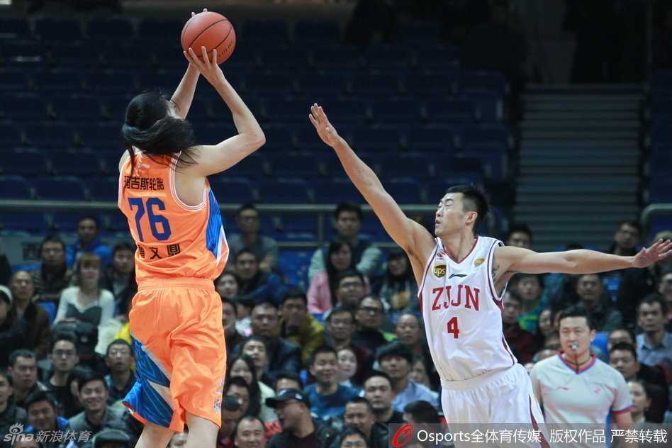 篮坛烽火:那些极致进攻与热血防守 曾文鼎弧顶三分出手,皮球划出彩虹般弧线直钻网窝