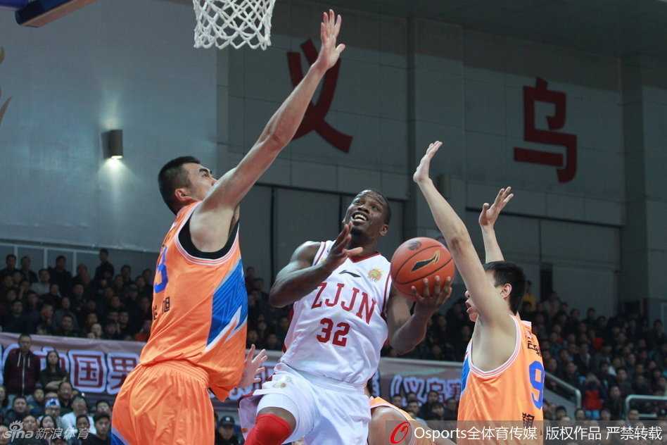 篮坛烽火:那些极致进攻与热血防守 威利沃伦在两名防守者缝隙间强行起飞,上篮姿态极具张力