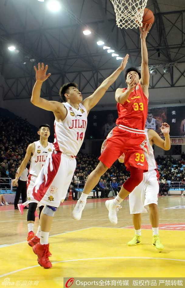 篮坛烽火:那些极致进攻与热血防守 李安双臂灌篮如泰山压顶,肌肉线条迸发出力量之美