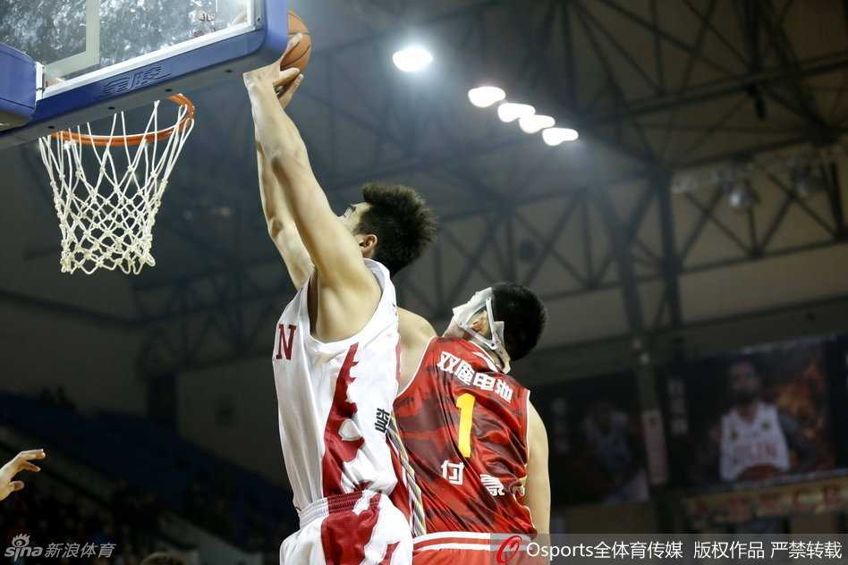 篮坛烽火:那些极致进攻与热血防守 韩硕左手轻轻一挑,篮球越过防守者指尖温柔落入篮圈