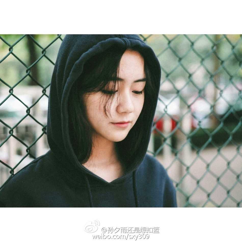 篮球作伴的青春:那个把热爱穿在身上的女孩 午后阳光洒在肩上,篮球女孩运球时神情专注,仿佛在和手中的篮球进行一场无声的对话