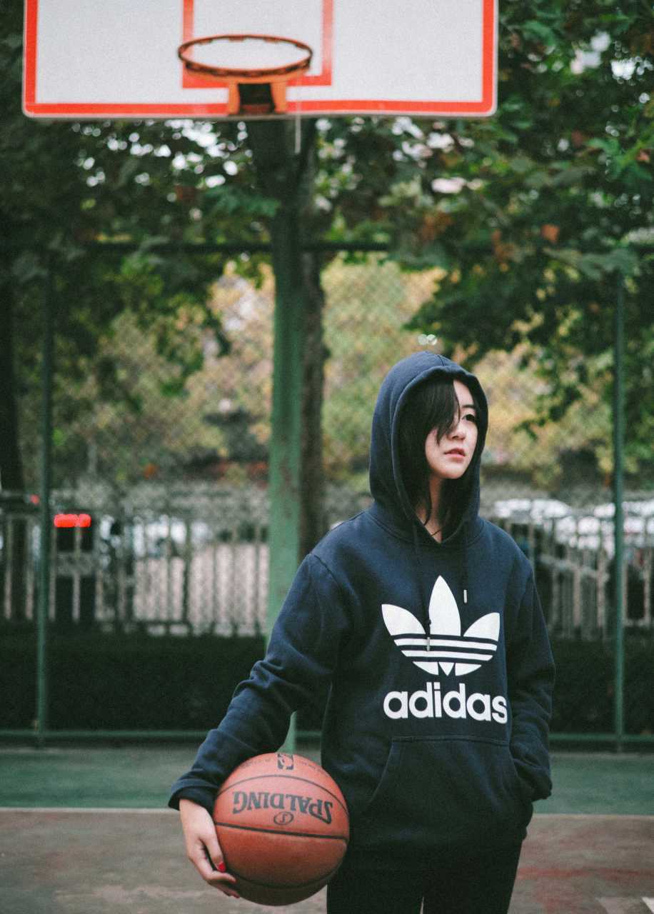 篮球作伴的青春:那个把热爱穿在身上的女孩 篮球女孩用球衣擦拭汗水,头发微微凌乱,但脸上的笑容比阳光还要耀眼夺目